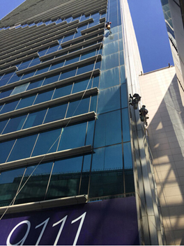 喜迎國慶，“蜘蛛俠”給中企大廈添風(fēng)采