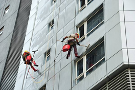 不同材質(zhì)的外墻應(yīng)當(dāng)如何正確開展外墻清洗作業(yè)？