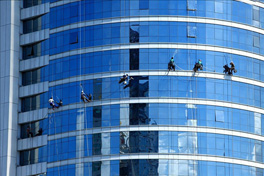 外墻玻璃面的清洗養(yǎng)護技術