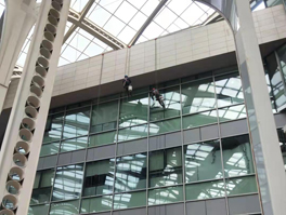 寫(xiě)字樓外墻玻璃清洗注意事項(xiàng)