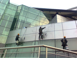 建筑物外墻清洗要采用哪些安全的措施？