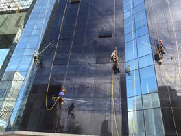 在進(jìn)行外墻清洗時(shí)，一定要根據(jù)實(shí)際情況來(lái)！