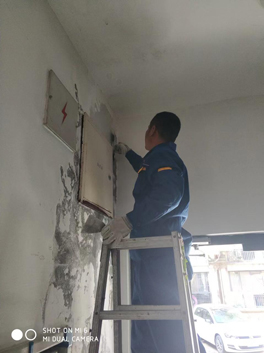 房間墻壁滲水發(fā)霉潮濕怎么處理？