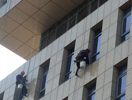 建筑物如何進(jìn)行高空外墻清洗呢？