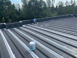 彩鋼瓦屋面出現(xiàn)漏水和生銹，該如何修復(fù)翻新？