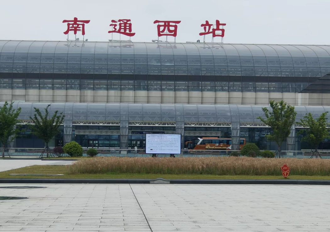 【鷹隆資訊】雙節(jié)堅(jiān)守崗位 高空保潔護(hù)通途?